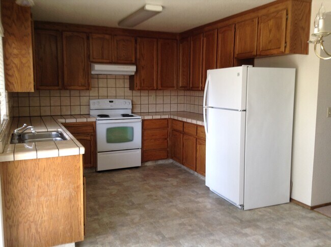 Building Photo - 1041 Cherry Ct