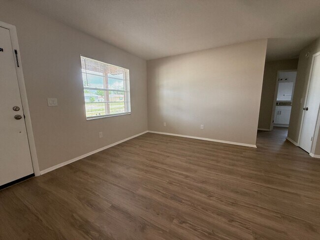 Building Photo - Newly Renovated Deltona Lakes Home!