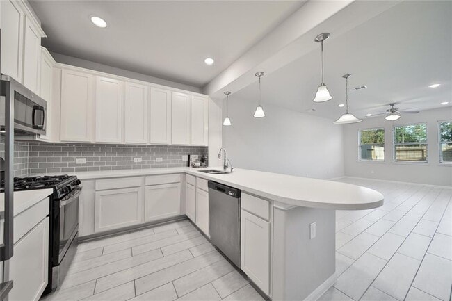Building Photo - 7415 Hinsdale Dr