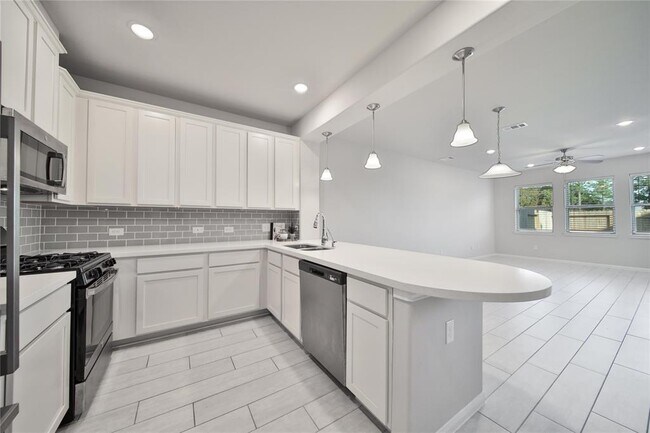 Foto del edificio - 7415 Hinsdale Dr