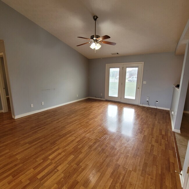 Living Room, Vaulted Ceilings - 3005 Trails Way