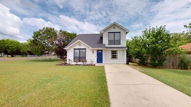 Building Photo - 2206 Lazy Ridge Dr