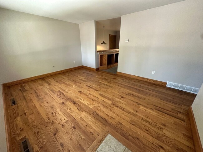 Building Photo - Spacious 4 Bedroom Rancher with Finished B...