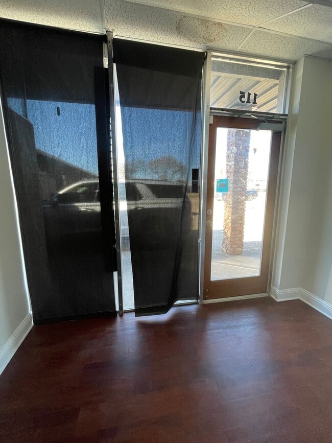 Foto del edificio - Gorgeous Commercial Unit off of North Market!