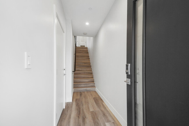 Building Photo - 4815 Elmwood Ave