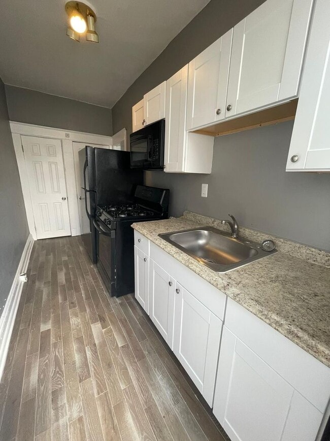 Building Photo - 2 Bedroom + Den Home with Porch, Fenced Yard, and Water Included on Barclay Street