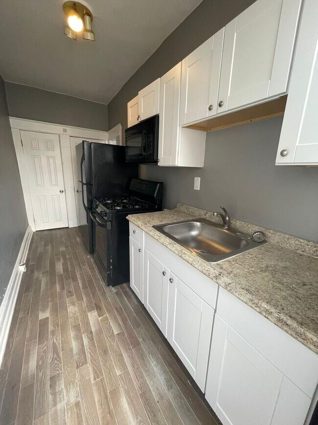 Building Photo - 3 Bedroom Home with Porch, Fenced Yard, and Water Included on Barclay Street