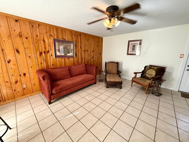 Foto del edificio - Beautiful 2/1 Duplex centrally located!