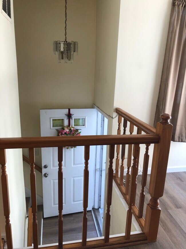 Foyer - 35 Wolkoff Ln