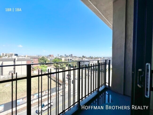 Foto del edificio - 8813 Burton Way