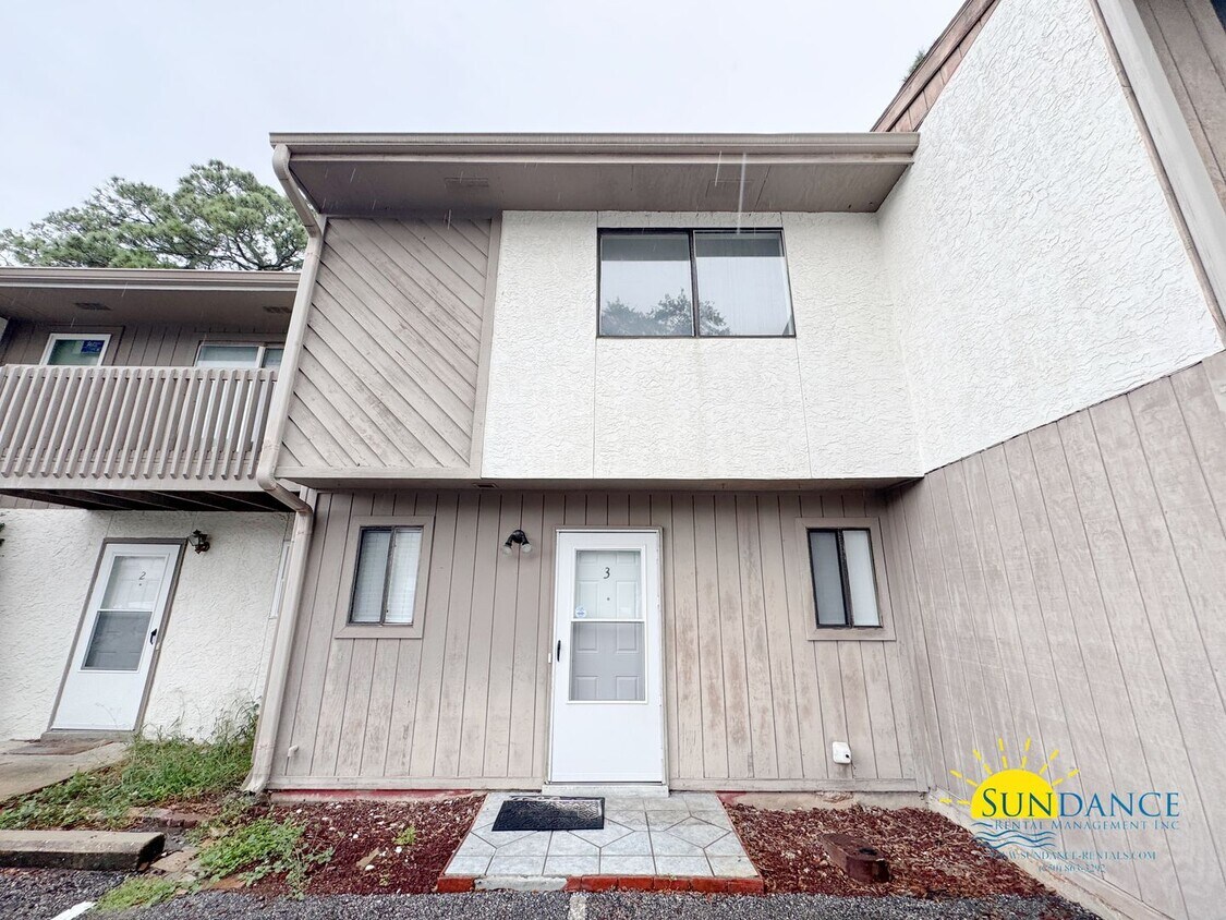 Foto principal - Charming 2-Bedroom, 2-Bathroom Townhome in...