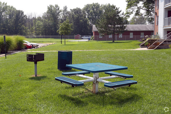 Picnic Area - Pin Oak Apartments