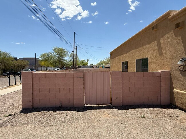 Foto del edificio - 3041 N Euclid Ave