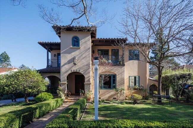 Foto del edificio - 2113 Hopkins Ave