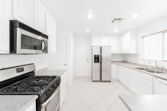 Building Photo - Huge 4 bedroom, 2.5 bath house in Summerlin!