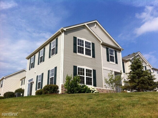 Building Photo - 3 br, 1.5 bath Townhome - 698 Arbor Cir