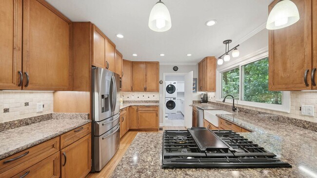 Building Photo - Charming Signal Mountain Home