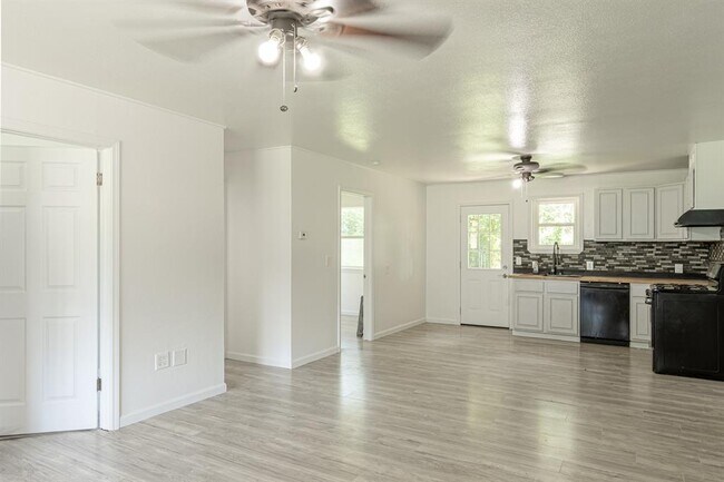 Foto del edificio - 124 W Brule St