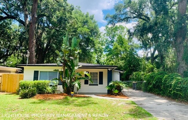 Building Photo - Cozy 3 Bed/1.5 Bath Home with Detached Gar...