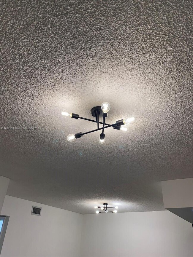 Foto del edificio - 8400 W Sample Rd