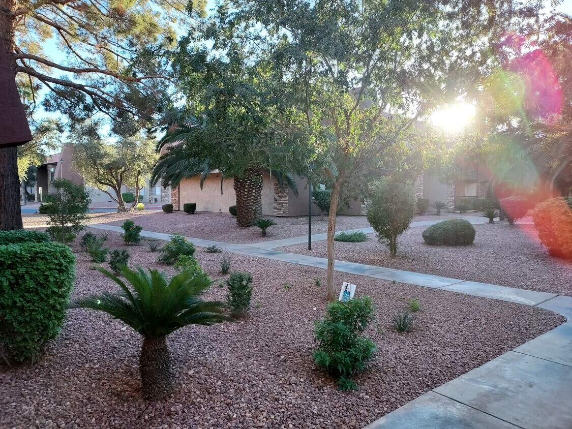 Foto principal - 4918 River Glen Dr