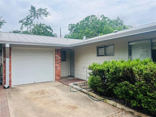 Building Photo - 504 Gate Tree Ln