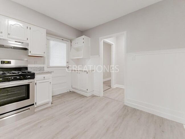 Building Photo - Charming 2 Bedroom in St. Louis!