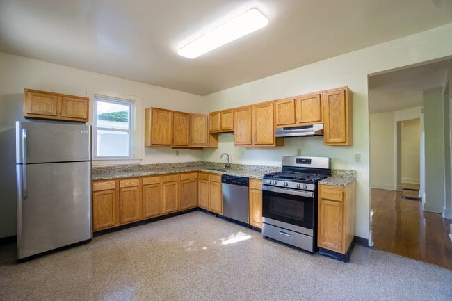 Foto del edificio - AVAILABLE 8/1/26  3 Story Townhouse On Qui...
