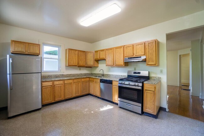 Building Photo - AVAILABLE 8/1/26  3 Story Townhouse On Qui...