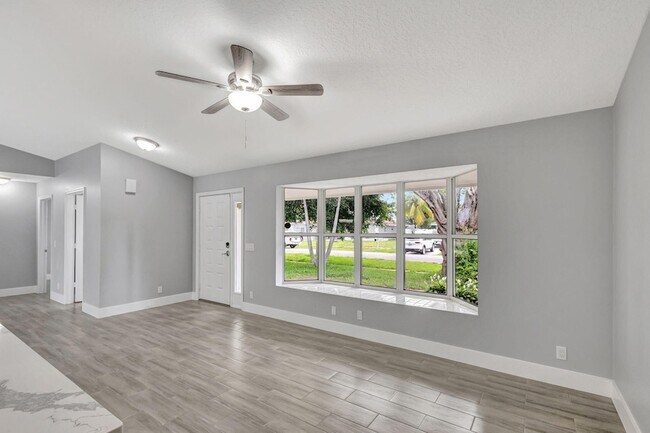 Building Photo - 843 Azalea Dr