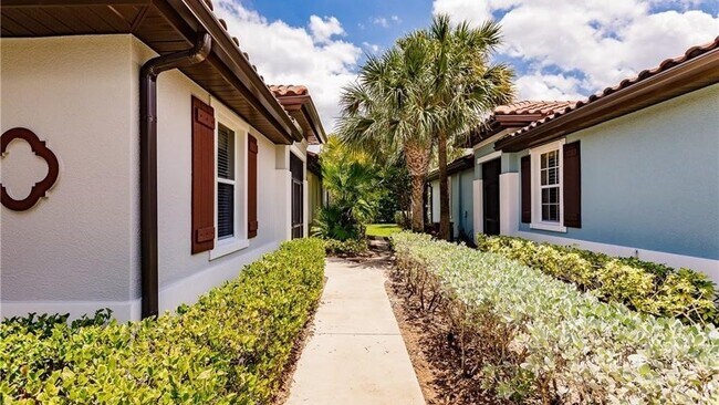 Building Photo - 10515 Diamante Way