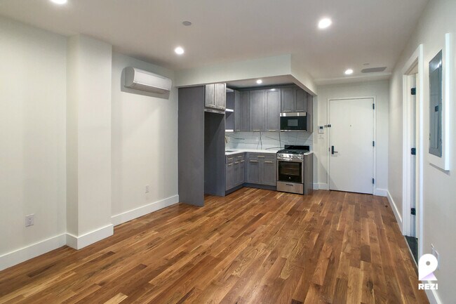Building Photo - 535 Grand St