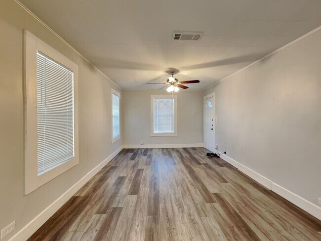 Building Photo - 908 Forrest Ave