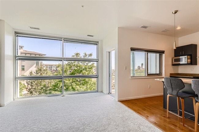 Building Photo - Condo near Central Park!