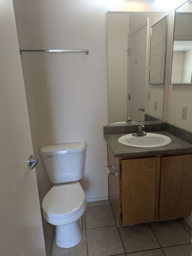 Building Photo - One Bedroom Smokey Lane Condo!