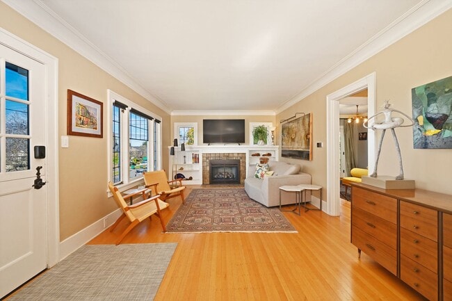 Building Photo - Charming 3?Bed / 1?Bath Dutch-Colonial Hom...