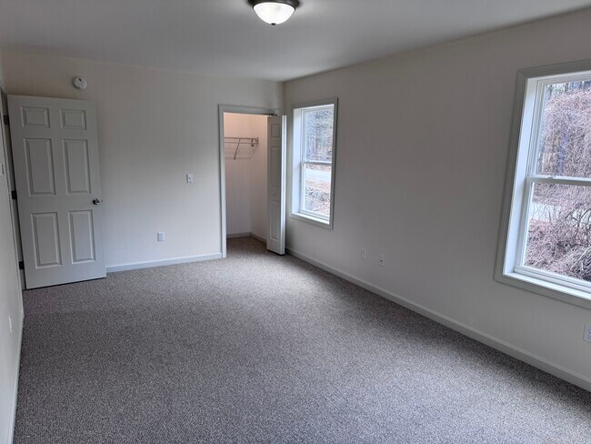 Foto del edificio - 47 Hogfat Hill Rd