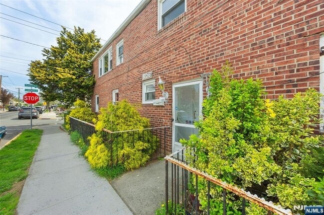 Photo - 826 7th St Apartment