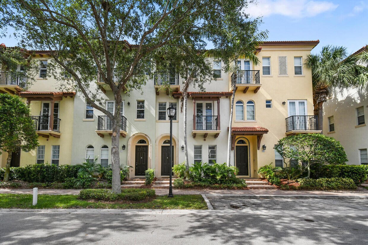 Primary Photo - 25 Via Floresta Dr