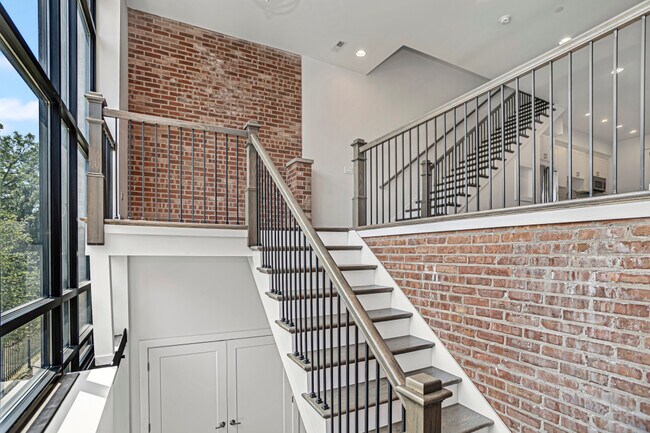 Building Photo - 8316 Elmwood St