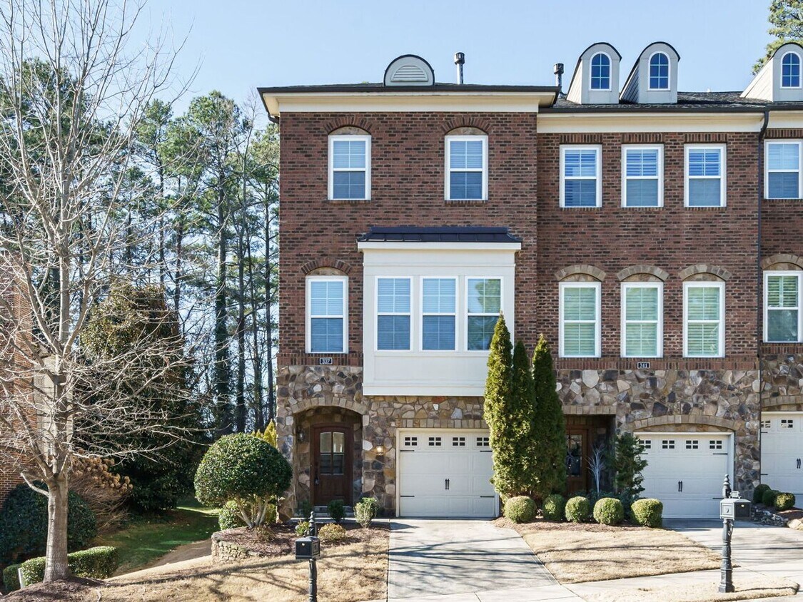 Foto principal - Stunning 3BD, 3.5BA Luxury Raleigh Townhom...
