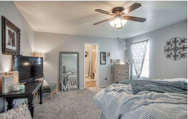 Foto del edificio - 3 Bed  1/2  Bath  with Large Yard
