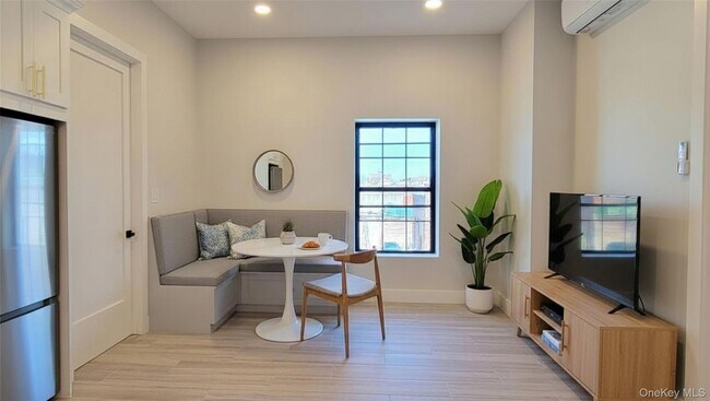 Foto del edificio - 82-19 Northern Blvd