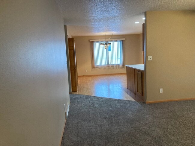 Building Photo - 2 Bed 2 Bath Twinhome with double attached garage SORRY NO PETS!!