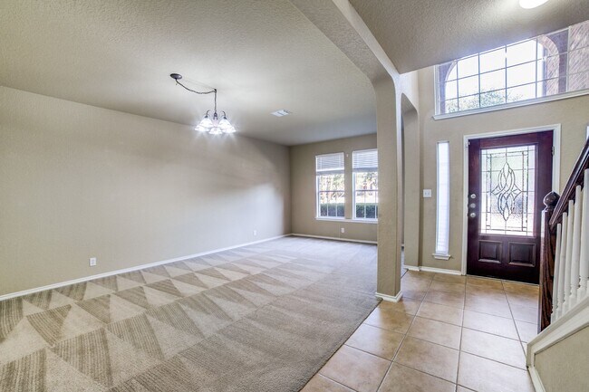 Foto del edificio - 4 Bedroom 2 1/2 Bath Falcon Ridge Subdivision