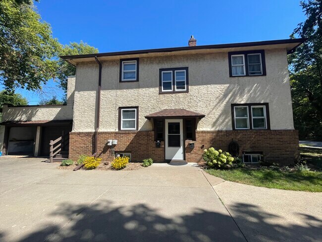 Vista exterior - 261 Robie St W