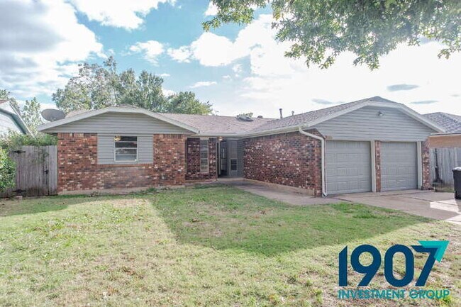Foto del edificio - Spacious 4-Bedroom Home with Charming Brick Fireplace and Updated Flooring in Moore!