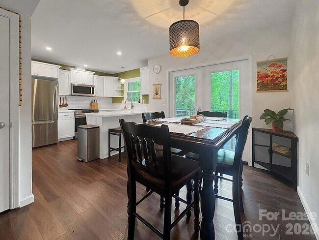 Foto del edificio - 902 Creekside Dr