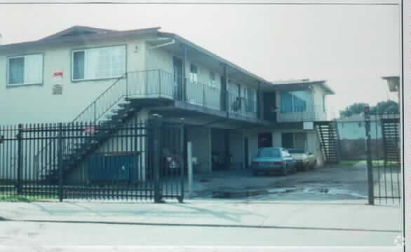 Primary Photo - 2387 Clarke Ave