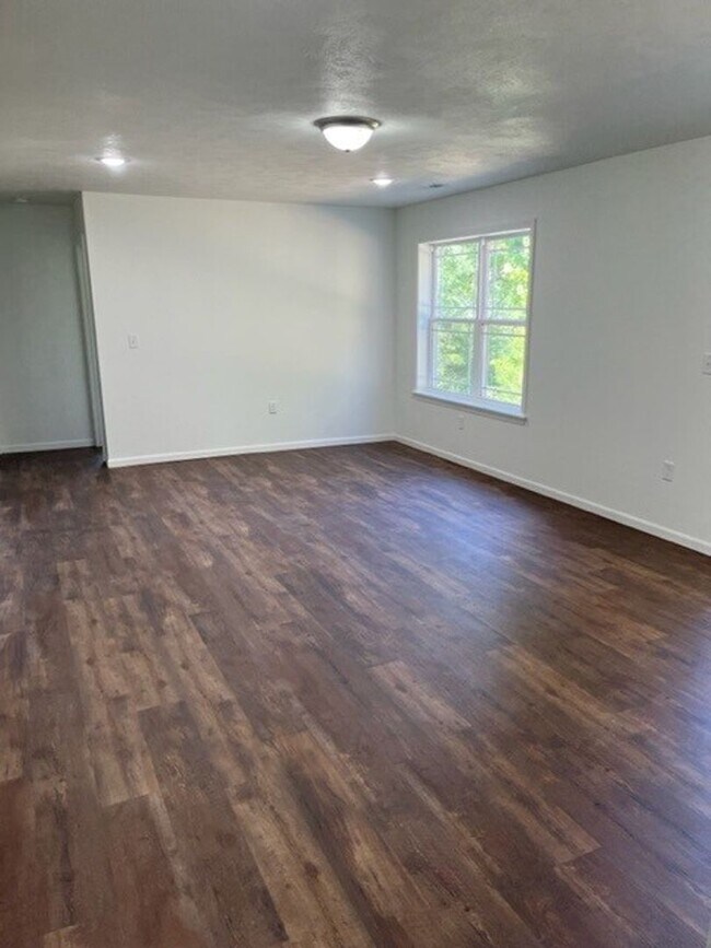 Building Photo - Beautiful 5bed/3bath with Basement!